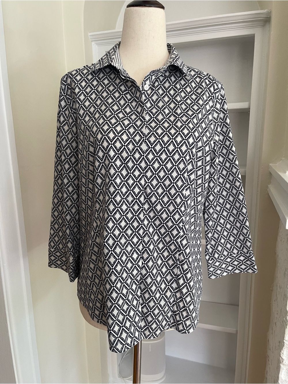 Talbots 6P Black (Dark Navy) and White Geometric Button-Down- wrinkle-free
